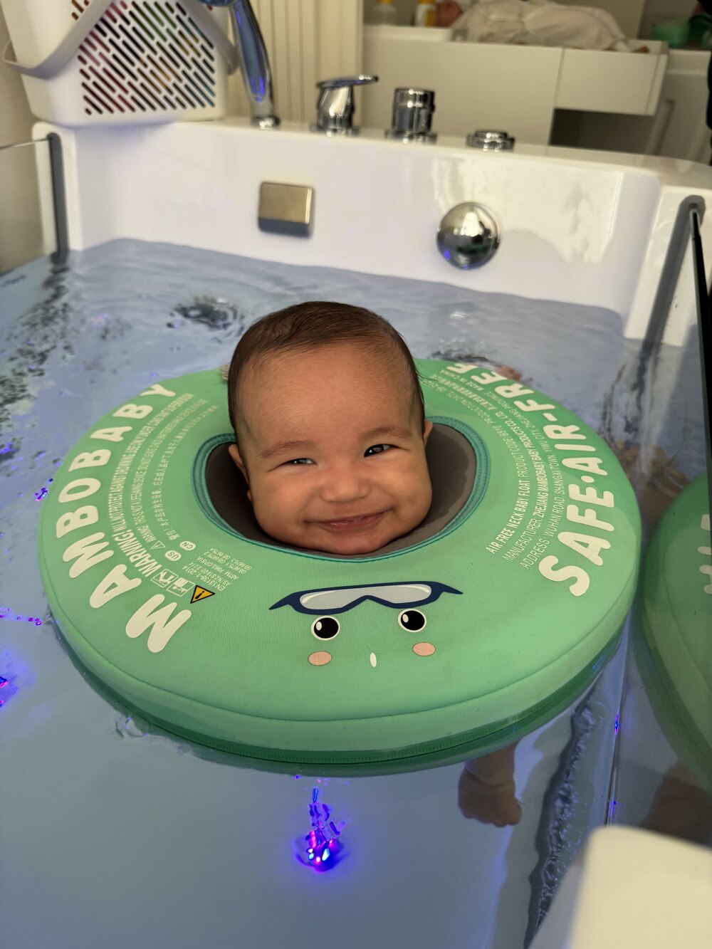 Bebé a sorrir para a câmara durante a flutuação