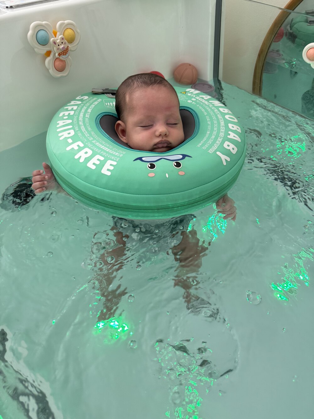 Bebé a dormir na banheira individual do Baby Spa